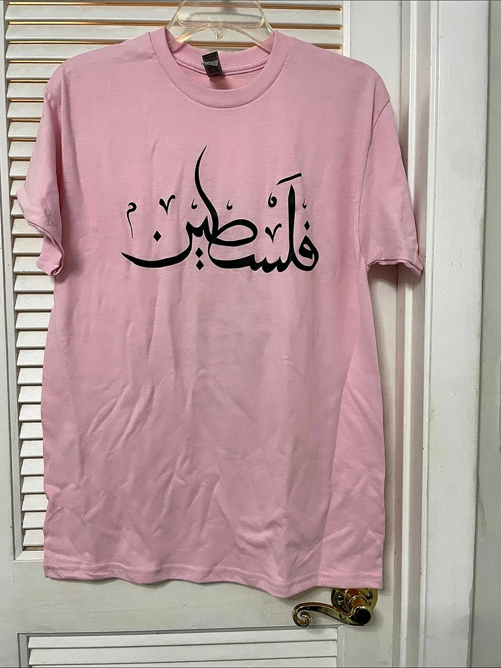 Gildan Pink & Black Arabic Graphic T-Shirt Size Medium